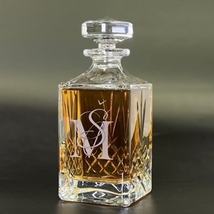 Dekorant Luxusní ručně broušená karafa na whisky s monogramem Mayfair 800 ml